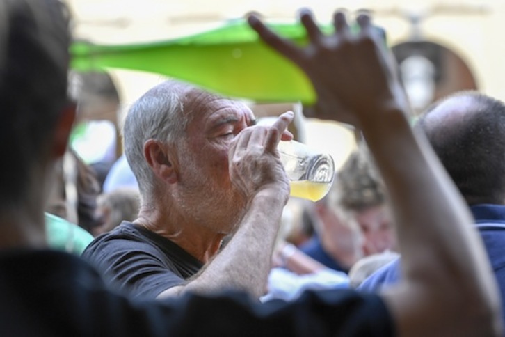 8.000 botila dastatu dituzte Donostiako Sagardo Egunera gerturatutakoek. (Juan Carlos RUIZ/ARGAZKI PRESS)
