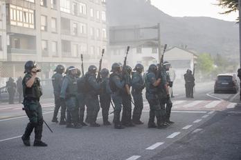 Amnistiaren alde Etxarri Aranatzen bildutako herritarren aurka egin zuen Guardia Zibilak. (Juanan RUIZ/ARGAZKI PRESS)