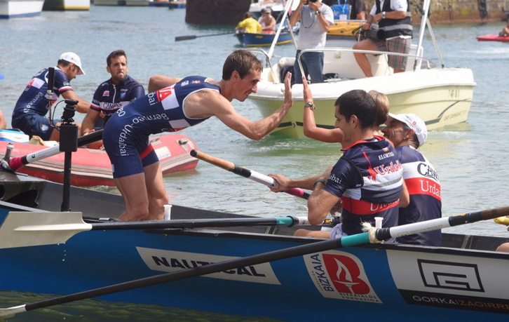 Remeros de Urdaibai, contentos por la primera posición. (Andoni CANELLADA/ARGAZKI PRESS)