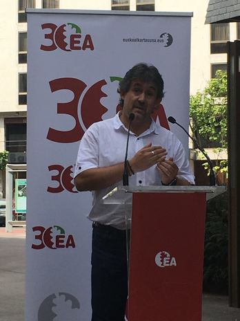 El secretario general de EA, Pello Urizar, durante su intervención en Gasteiz. (@ealkartasuna)