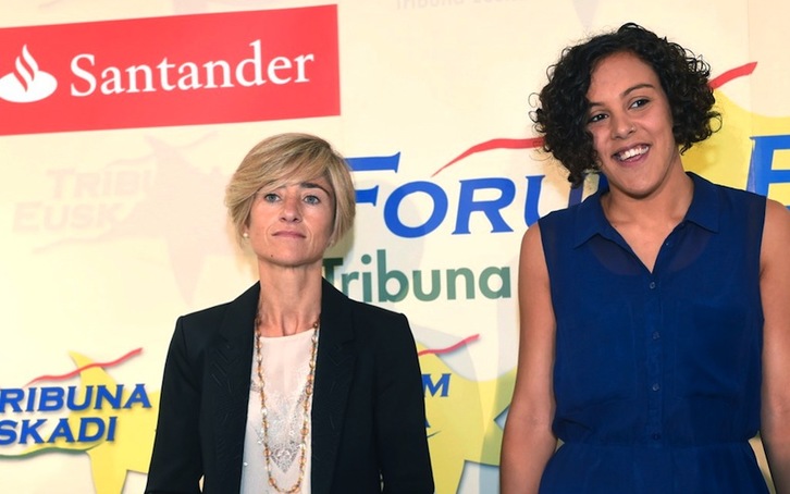 Pili Zabala y Nagua Alba, en una conferencia en Bilbo. (ARGAZKI PRESS)