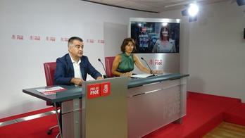 Miguel Angel Morales y Begoña Gil presentan los detalles de la campaña del PSE. (@socialistavasco)