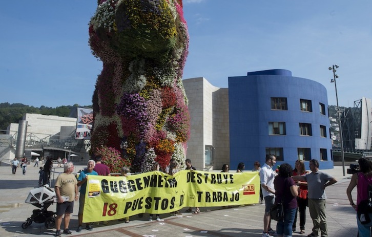 Protesta de los educadores del Guggenheim por sus condiciones laborales. (Luis JAUREGIALTZO/ARGAZKI PRESS)