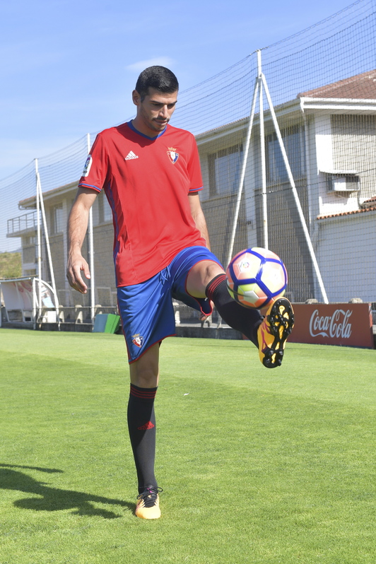 Javi Álamo, con el balón en Taxoare (Idoia ZABALETA-ARGAZKI PRESS)