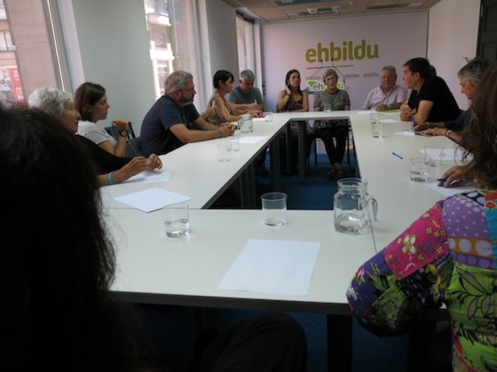 Otegi e Iriarte se han reunido con las familias de los presos vascos gravemente enfermos. (NAIZ)