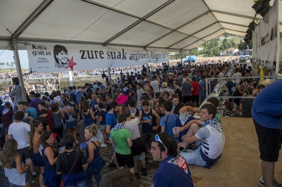 Jendetza bildu da Lekeition. (Luis JAUREGIALTZO/ARGAZKI PRESS)