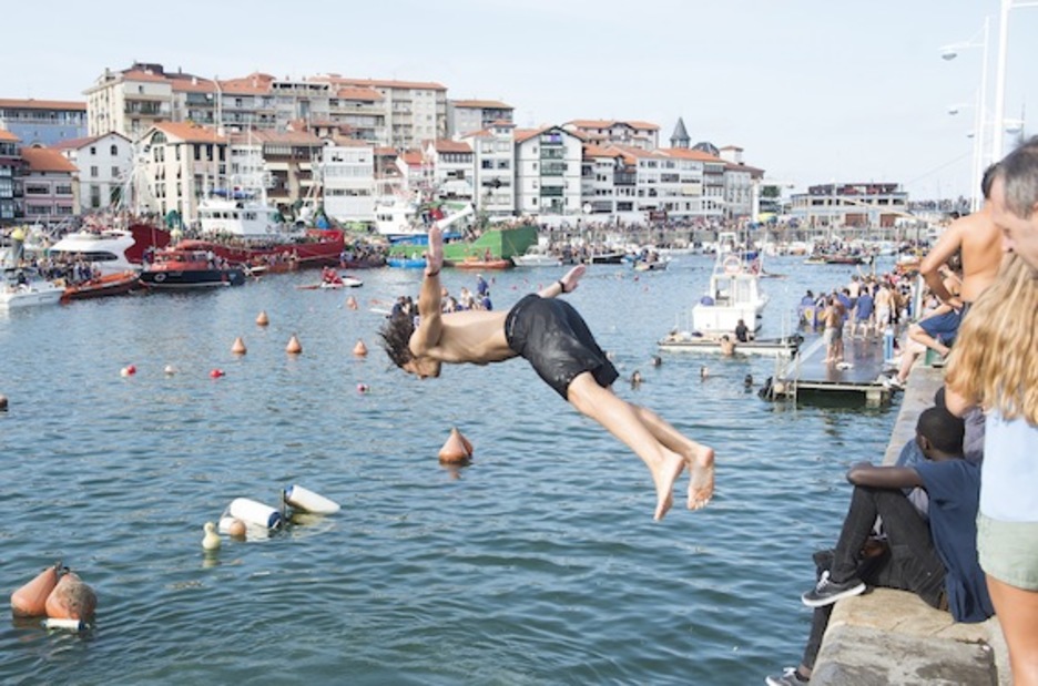 Bero handiak bainua hartzera eraman du bat baino gehiago. (Luis JAUREGIALTZO/ARGAZKI PRESS)