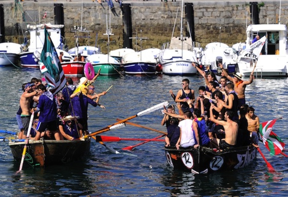 Giro ederrean bizi izan dute kuadrilek Antzara Eguna. (Ander GILLENEA/AFP)
