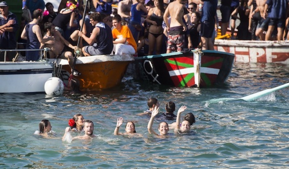 Uretan egoteko moduko eguna izan da Lekeition. (Luis JAUREGIALTZO/ARGAZKI PRESS)