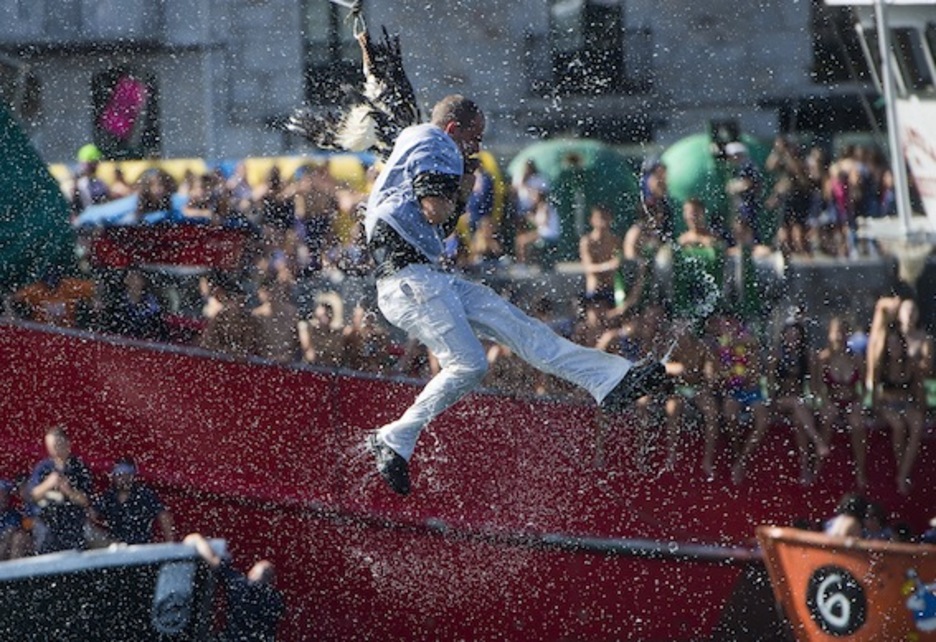 Parte hartzaileetako bat, antzarari helduta. (Luis JAUREGIALTZO/ARGAZKI PRESS)
