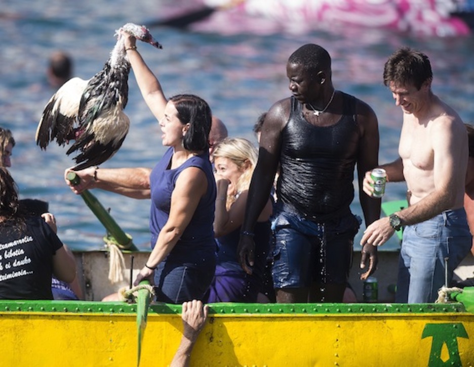 ‘Antzartek’, polimerozko antzara, eskutan. (Luis JAUREGIALTZO/ARGAZKI PRESS)