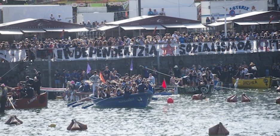 Jende andana, bai uretan zeuden potinetan eta bai lehorrean. (Luis JAUREGIALTZO/ARGAZKI PRESS)