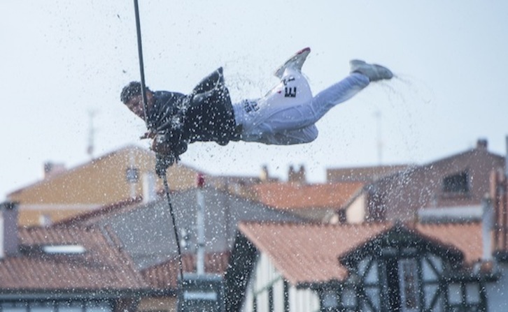 Un total de 84 botes han participado en el Día de Gansos. (Luis JAUREGIALTZO/ARGAZKI PRESS)
