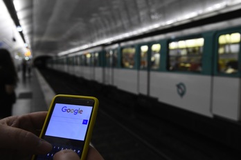 La Unión Europea pondrá fin en junio de 2017 al sobrecoste por roaming. (Bertrand GUAY / AFP)