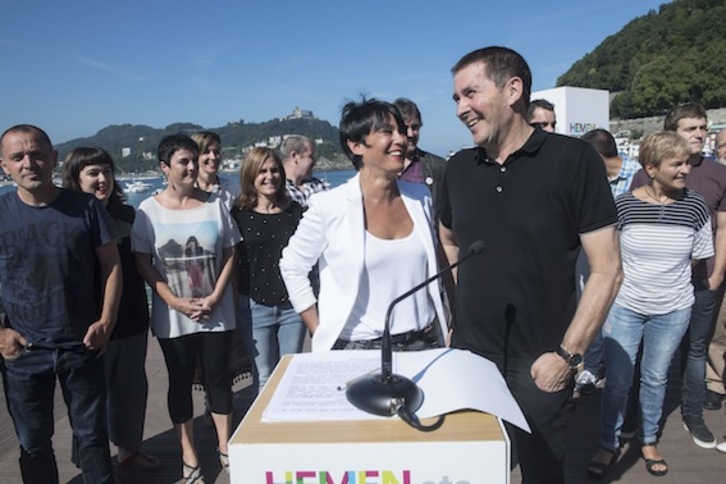 Arnaldo Otegi, junto a Maddalen Iriarte, en la presentación de la lista de Gipuzkoa. (Jon URBE/ARGAZKI PRESS)