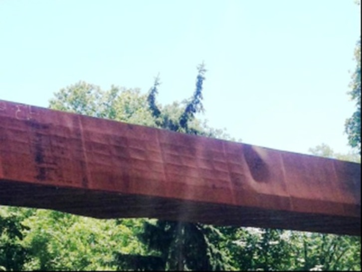 La red de seguridad de la pasarela de Labrit ha impedido la caída de pequeños elementos sobre la calzada.