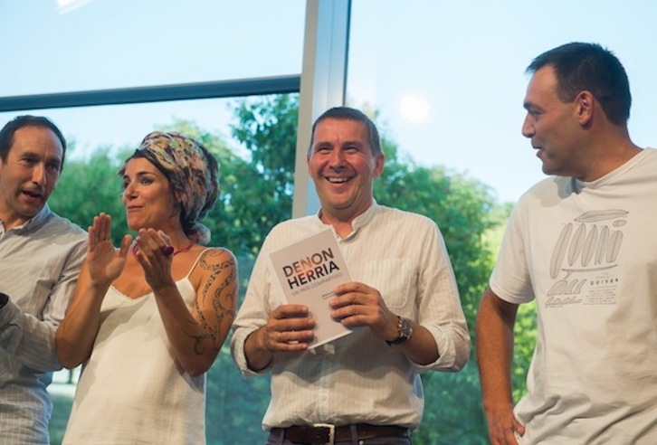 Presentación en Bilbo de la propuesta ‘Denon Herria. Un país compartido’. (Luis JAUREGIALTZO/ARGAZKI PRESS)