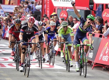 La etapa se ha decidido en un apretado esprint. (José JORDÁN/AFP)