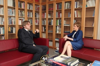 Verhofstad y Sturgeon, durante un encuentro anterior. 