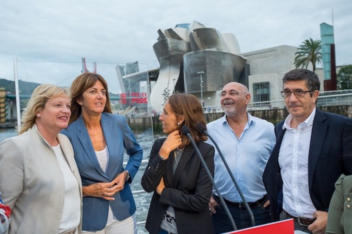 El PSE ha iniciado la campaña navegando en la ría de Bilbo. (Luis JAUREGIALTZO/ARGAZKI PRESS)