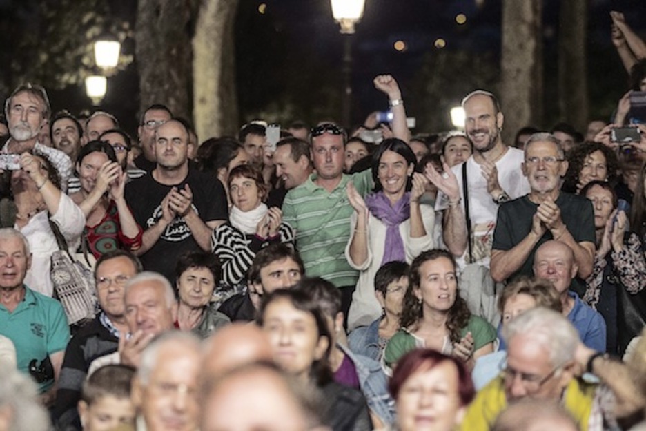 Ehunka pertsona izan dira EH Bilduren kanpaina irekieran. (Aritz LOIOLA/ARGAZKI PRESS)