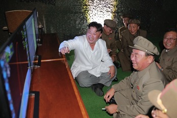Kim Jong-Un Ipar Koreako buruzagia abuztuan, itsaspeko batekin egindako proba bat gainbegiratzen. (AFP)