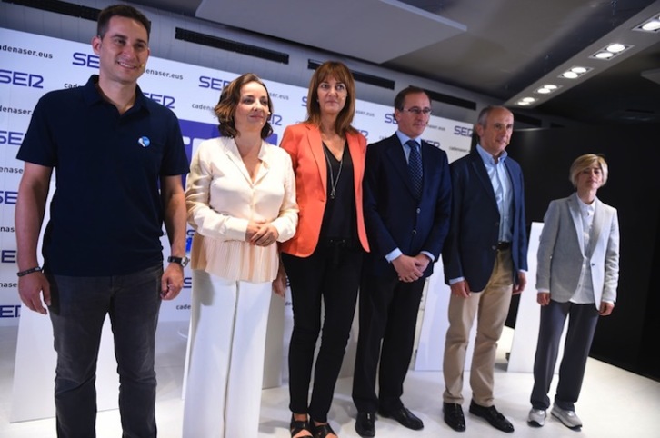 Iker Casanova, Idoia Mendia, Josu Erkoreka, Alfonso Alonso y Pili Zabala, junto a la conductora del debate, Pepa Bueno. (ARGAZKI PRESS)