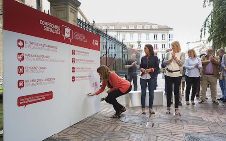 Idoia Mendia ha firmado de manera simbólica los compromisos del PSE. (PSE)
