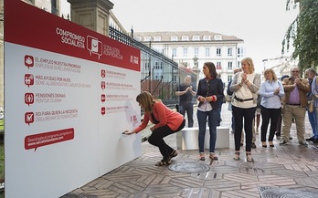 Idoia Mendia ha firmado de manera simbólica los compromisos del PSE. (PSE)