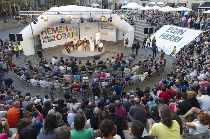 Jende andana bildu da Gasteizko Foruen enparantzan. (Juanan RUIZ/ARGAZKI PRESS)