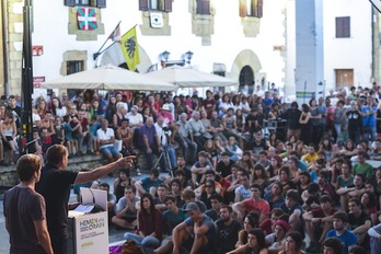 Usurbilen gazteekin egin du bilkura EH Bilduk. (Idoia ZABALETA/ARGAZKI PRESS)