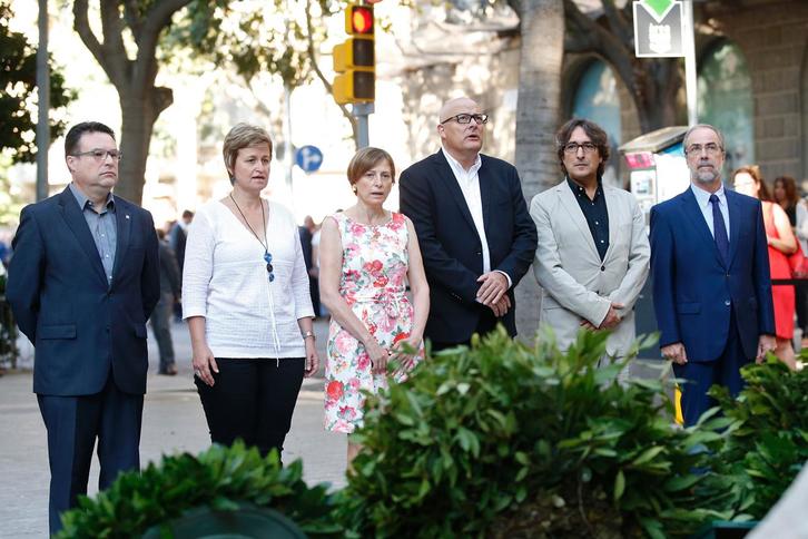Miembros de la Mesa, en el homenaje a Rafel Casanova. (Pau BARRENA/AFP)