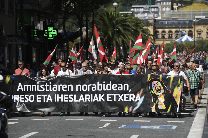 Preso eta iheslari ohiek deitu duten manifestazioaren burua. (Gorka RUBIO/ARGAZKI PRESS)