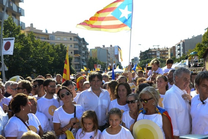 El president de la Generalitat, Carles Puigdemont, en el centro de la imagen, durante la movilización de la Diada del año pasado. (Josep LAGO/AFP)