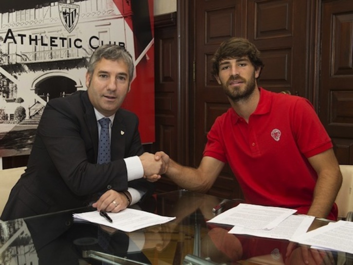 Josu Urrutia eta Yeray Alvarezen arteko bostekoa, kontratua sinatu ondoren. (ATHLETIC-CLUB.EUS)
