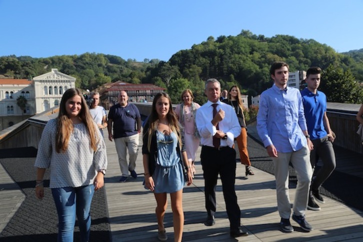 Iñigo Urkullu zenbait gazterekin izan da Bilbon. (EAJ-PNV)