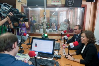 Soraya Sáenz de Santamaría y Alfonso Alonso, en su entrevista en Radio Popular-Herri Irratia. (@ppvasco)