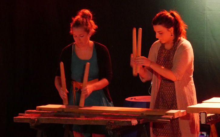 Dos txalapartaris en el Txalaparta Eguna celebrado en Urretxu. (Gotzon ARANBURU)