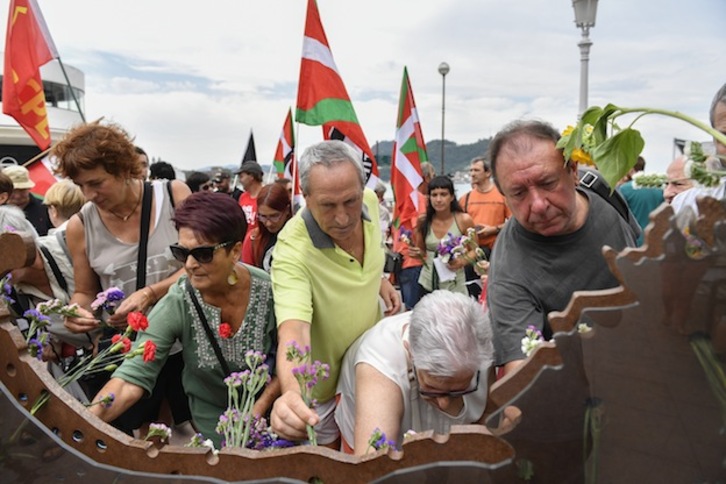 Homenaje en la escultura de la calle Ijentea, junto al Ayuntamiento. (Juan Carlos RUIZ / ARGAZKI PRESS)
