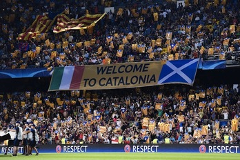 Banderas y pancarta esta noche en el Camp Nou. (Josep LAGO / AFP)