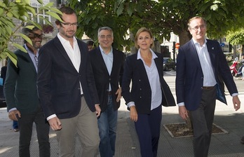 Cospedal, en Gasteiz junto a Oyarzábal, Maroto, De Andrés y Alonso. (Raúl BOGAJO / ARGAZKI PRESS)
