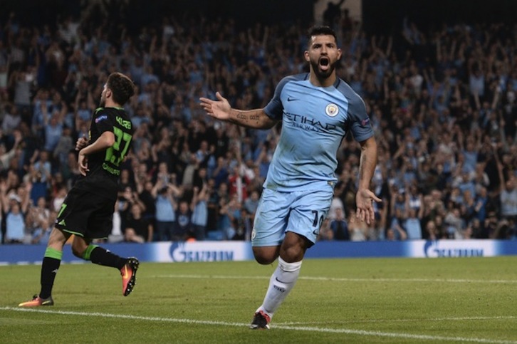 Kun Agüero celebra uno de sus tres goles. (OLI SCARFF / AFP)