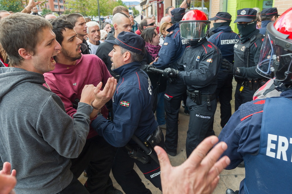 Bizilagun ugari gerturatu da Anastasiari babesa helaraztera. (Juanan RUIZ / ARGAZKI PRESS)