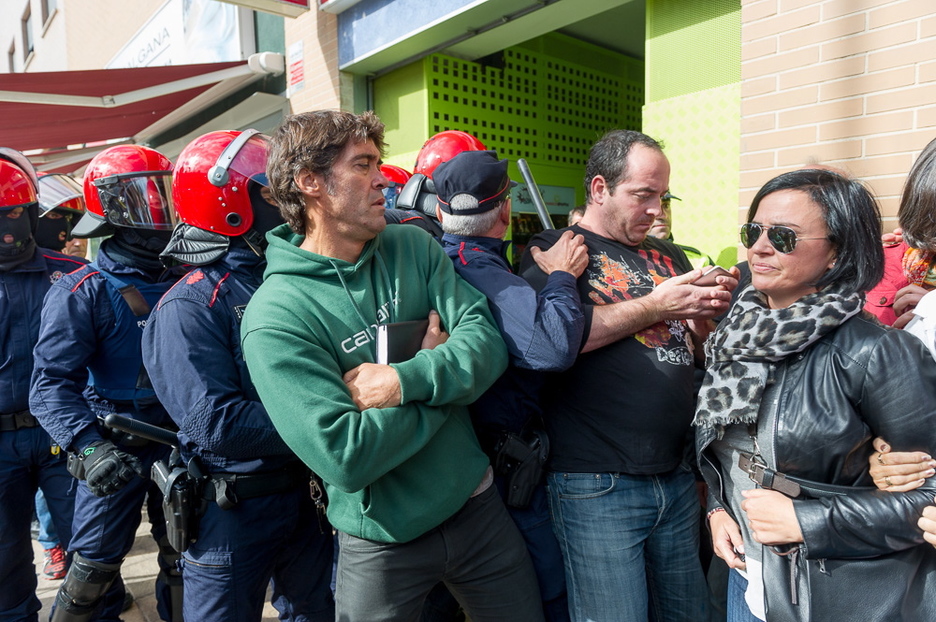 Ertzaintza jendeari oldartu eign zaio. (Juanan RUIZ / ARGAZKI PRESS)
