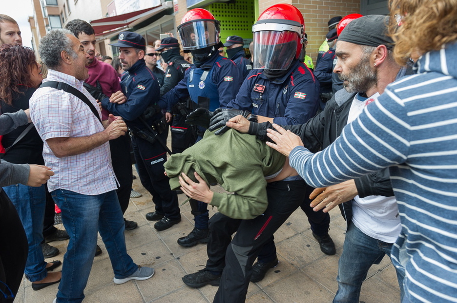 Anastasiaren etxea babestera joan den jendea indarrez atera du Ertzaintzak. (Juanan RUIZ / ARGAZKI PRESS)