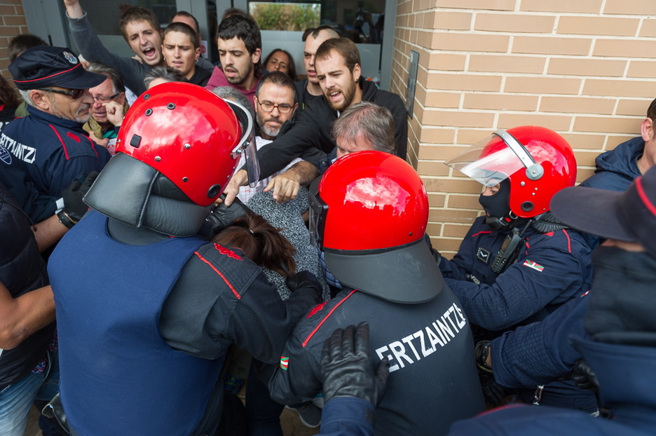 Jendea etxe atarian bildu da etxegabetzea ekidin nahian. (Juanan RUIZ / ARGAZKI PRESS)