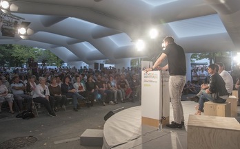 Otegi se dirige a los asistentes al mitin de Errenteria. (Andoni CANELLADA / ARGAZKI PRESS)