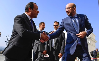 El presidente francés, François Hollande, y el primer ministro belga, Charles Michel, a su llegada a la cumbre. (Joe KLAMAR / AFP) 