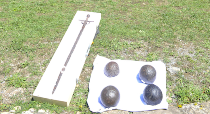 Espada y balas de cañón encontradas en las excavaciones en el castillo de Amaiur. (Idoia ZABALETA/ARGAZKI PRESS)