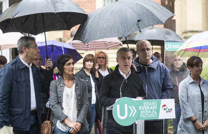 Iñigo Urkullu, en Tolosa, rodeado de dirigentes de su partido. (Jagoba MANTEROLA/ARGAZKI PRESS)